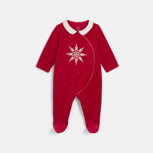 بيجاما مخملية حمراء اللون للبنت الرضيعة مرسوم عليها نجمة لامعة